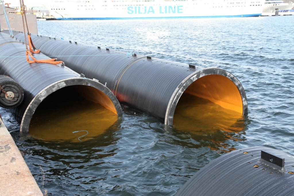 Pipes fixed at quay wall