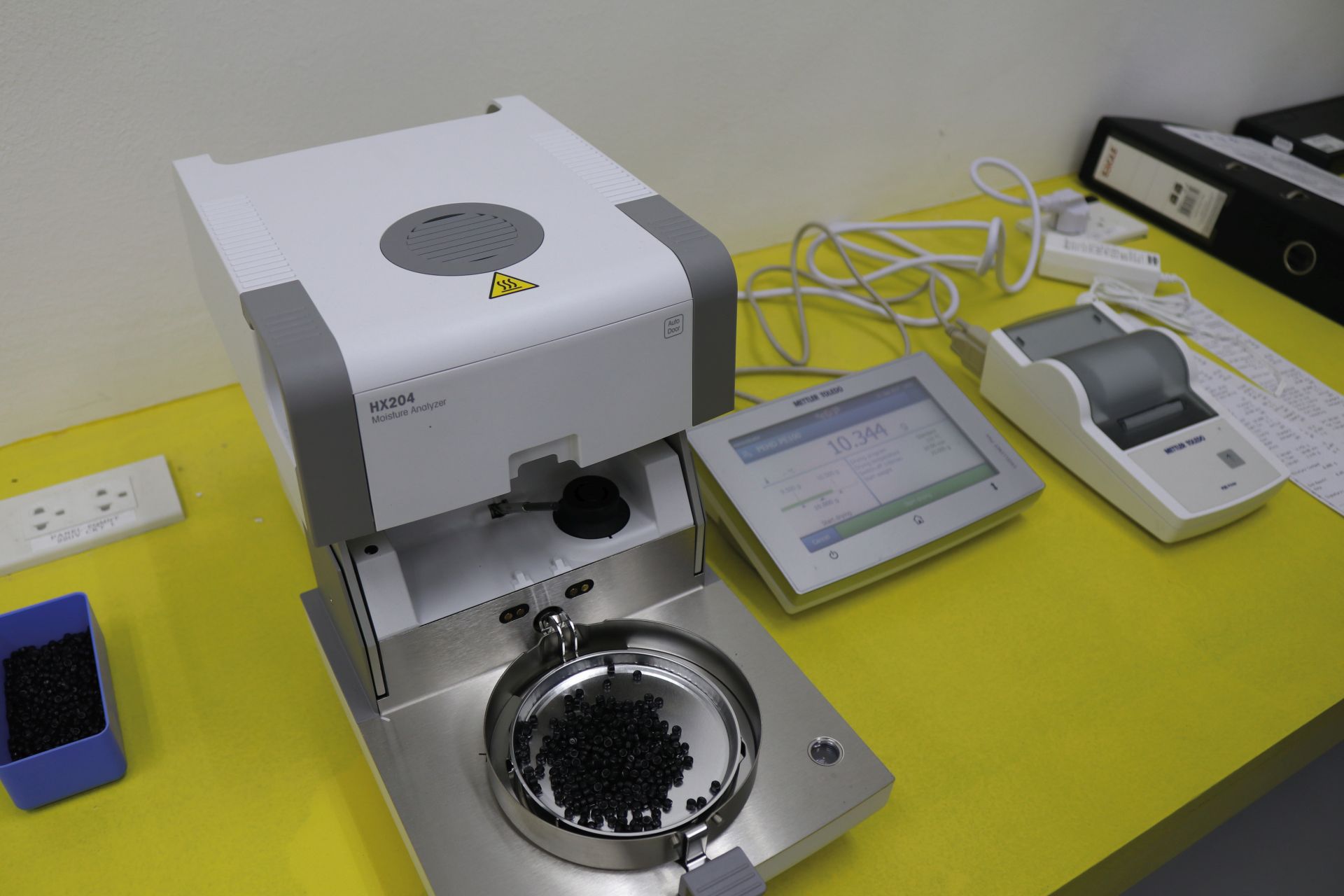 Device for moisture analyzing
