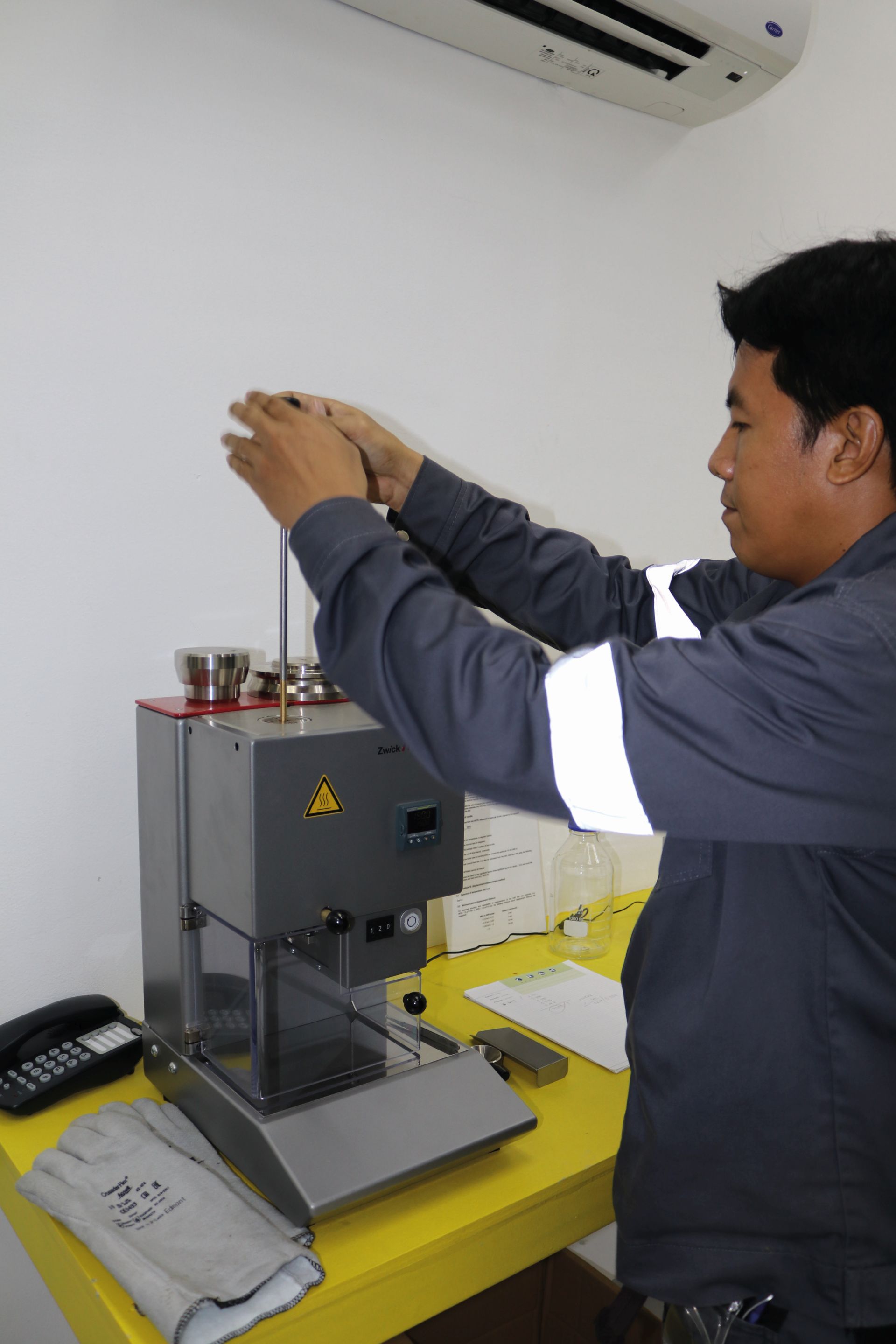 Device for testing of the melt flow rate (5)