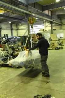 worker dismantling machine