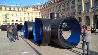 Mr. Tuazons sculpture using Krah pipes on the Parisian Place Vendôme