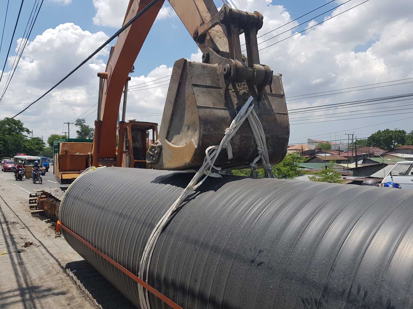 Lifting Krah pipes with an excavator