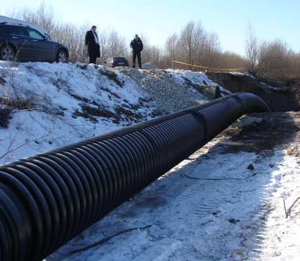 Pic. 4 – Pushing pipe segment into the old concrete pipeline