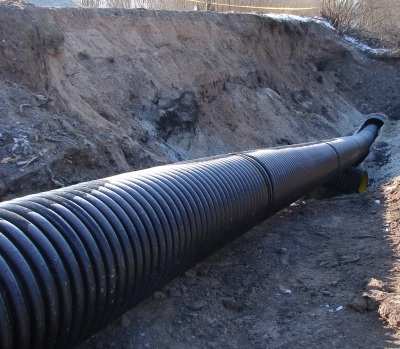 Pic. 5 – Pushing pipe segment into the old concrete pipeline