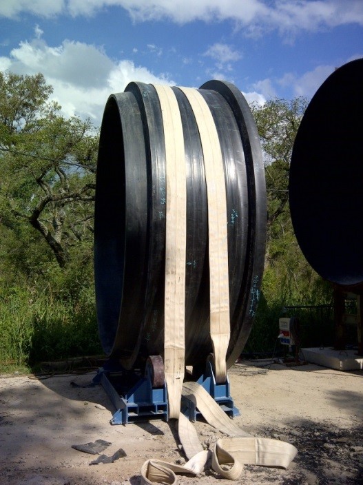 Flange connection between the two pipe ends