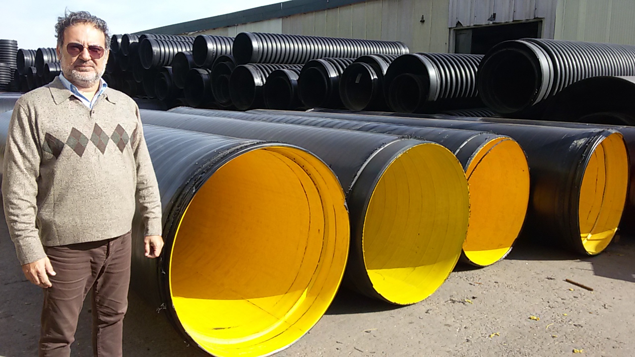 Gustavo Mastelono beside the krah pipes