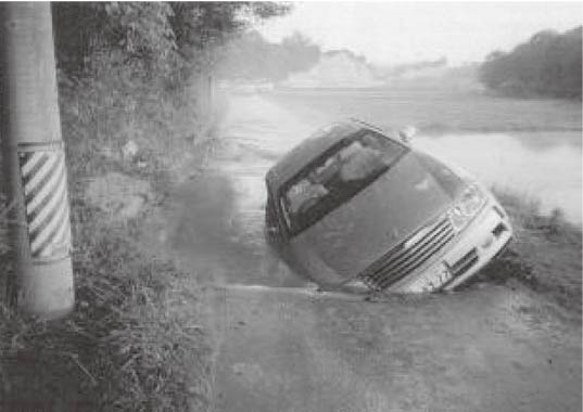 Vehicle collapsed due to junction failure in concrete pipe